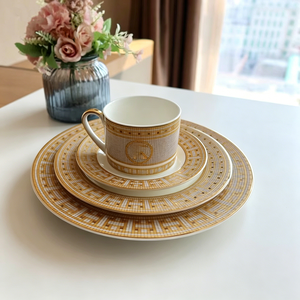 Ensemble de 4 pièces de vaisselle en porcelaine fine (Bone China) : tasses et assiettes rondes avec motif doré, assiettes de présentation en céramique - Product Image 4