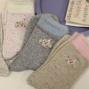 Chaussettes mi-mollet pour femmes avec bordure en fourrure, motif de chiot mignon, chaudes et tendance pour l'hiver, style unique - Product Image 2