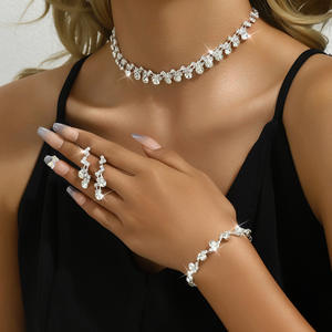 Ensemble de bijoux de mariée élégant et romantique - Accessoires en gros |   Collier et boucles d'oreilles en strass plaqué argent pour mariage et soirée - Product Image 4