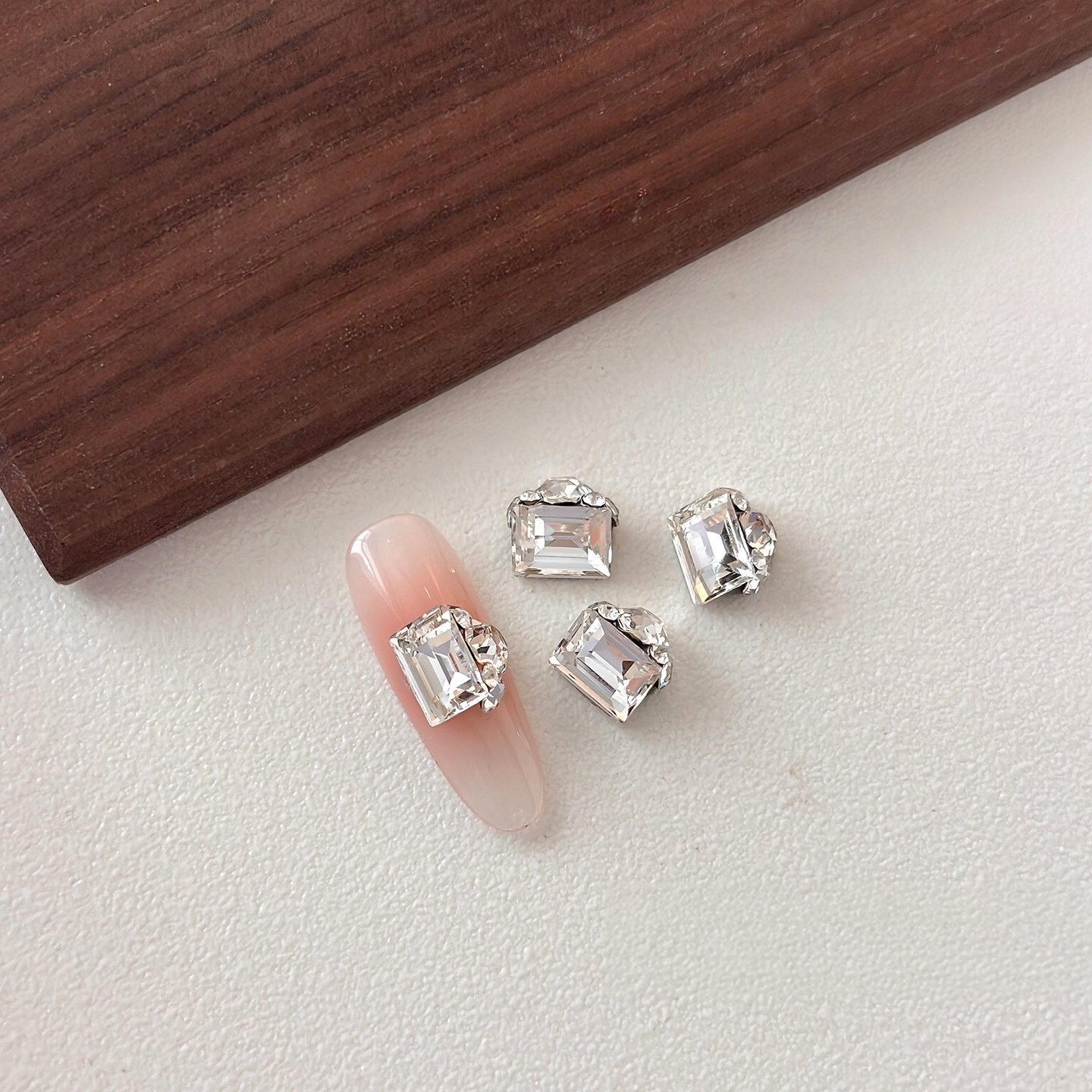 M2639-01 #   blanc cristal (prix 1 pièces)
