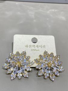 Orecchini a Perno alla Moda con Cristalli Placcati in Oro, Gioielli Geometrici da Festa per Donne - Product Image 3