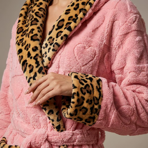 Accappatoio Invernale da Donna Originale di Fabbrica ODM con Cappuccio in Peluche, Stampa Leopardata, Lungo e Soffice in Pile, Vestaglia da <span class=keywords><strong>Notte</strong></span> e da Casa 400g - Product Image 4