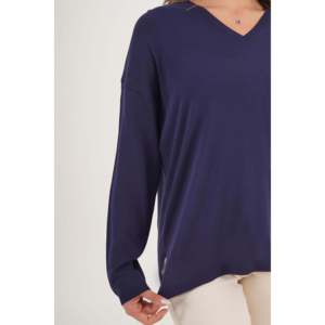 Suéter de Punto Azul Marino para Mujer con Cuello en V y Aberturas Laterales, Estilo Coreano con Logotipo Frontal para Otoño e Invierno, Venta al por Mayor - Product Image 2