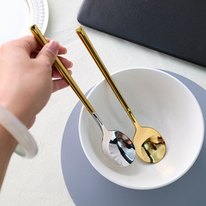 Cuchara Redonda Shiny-Jh de Acero Inoxidable 304 con Recubrimiento de Titanio y Detalles en Oro, Apta para Alimentos, Cubertería para Bodas - Product Image 3