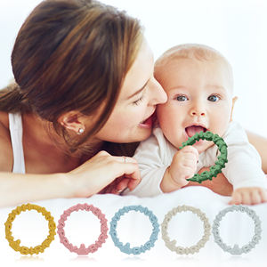 Mordedor de silicona suave para bebés, diseñado para evitar la succión del pulgar, y un bonito diseño de pulsera de cumpleaños. - Product Image 1