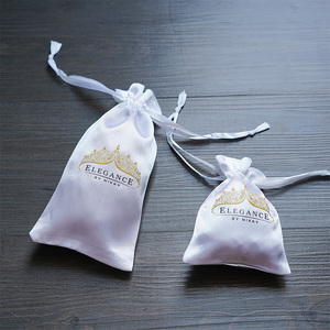 ถุงผ้าซาตินสีขาวพิมพ์โลโก้ตามสั่ง ถุงผ้าซาตินแบบมีเชือกผูก ถุงผ้าซาตินทรงถังพิมพ์โลโก้ตามสั่ง ถุงผ้าซาตินขนาดเล็กแบบมีเชือกผูกพิมพ์โลโก้ตามสั่ง - Product Image 1