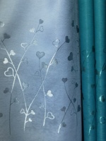 L'usine personnalise des tissus de rideaux à motif de fleur de lotus de haute précision. Ces tissus sont très adaptés à la décoration intérieure.