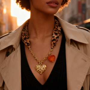 Collier écharpe imprimé léopard avec pendentif cœur en acier inoxydable plaqué or 18 carats pour la mode automne-hiver - Product Image 1