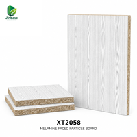 Panneau de particules E0 Jinbase XT2058 moderne blanc gris grain de bois placage bois pour armoires, penderies et meubles d'intérieur