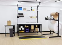 Table de travail d'emballage réglable en hauteur avec étagère de rangement et aménagement ergonomique pour un emballage efficace en entrepôt