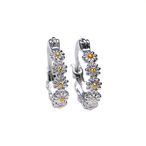 Orecchini a Cerchio E757 in Oro Bianco con Design Floreale, Cristalli e Strass, Eleganti per Uso Quotidiano Femminile - Product Image 1