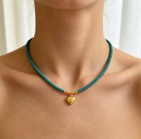 Collier ras du cou fait main en laiton plaqué or 18 carats avec pierre turquoise naturelle, perles et cœur doré, bijou court pour femme, cadeau