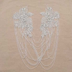 Applique de strass blanc avec glands, paire d'appliques de gland de perle, appliques d'épaule de cristal pour robe de soirée - Product Image 1