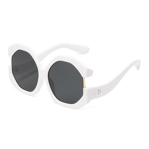 Stylish and Cool Cat-Eye Oversized Women's Sunblock Shade Personalized Color Matching Sunglasses - Product Image 5
