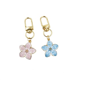 Porte-clés en alliage de zinc émaillé 3D personnalisé en gros, motif fleur, mignon, petit, de créateur, étanche, décapsuleur de haute qualité, pendentif tendance - Product Image 5