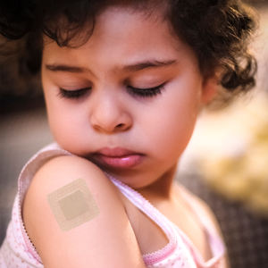 Risenmed Plester Busa Silikon Lembut Tahan Air dan Nyaman dengan Pinggiran untuk Penyembuhan Cepat - Product Image 5