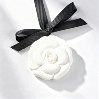 Diffuseur d'huiles essentielles en céramique parfumée en forme de fleur de camélia, pendentif d'aromathérapie pour voiture, cadeau de luxe