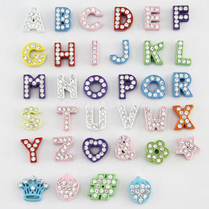 Ciondoli in Lega di Zinco con 26 Lettere A-Z, Corona di Cristallo da 8mm, Charm Colorati <span class=keywords><strong>per</strong></span> Gioielli Commemorativi - Product Image 1