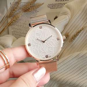 Reloj de cuarzo con correa de piel de cocodrilo y aleación de estilo empresarial para mujer - Product Image 1