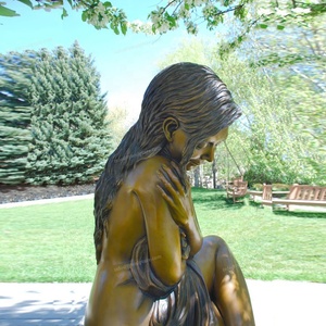 Statue de femme affriolante, décoration extérieure, belle et sexy, fille nue, assise en bronze - Product Image 4