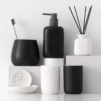 Vente flash Décoration de la maison Ensemble cadeau pour les toilettes Noir Ensemble d'accessoires de salle de bain 6 pièces avec distributeur de savon Porte-brosse à dents