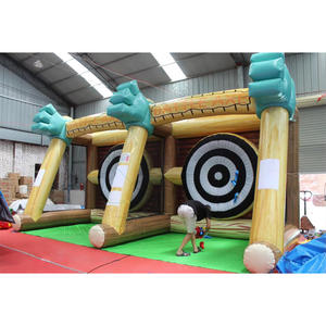 Jeu de fléchettes gonflable commercial avec design de cabane en bois et mains vertes animées pour les fêtes foraines et les divertissements en plein air - Product Image 3