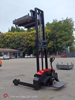 Chariot élévateur à palettes électrique autoporté 1,5T 2T avec fourches réglables de 3 m à 3,5 m