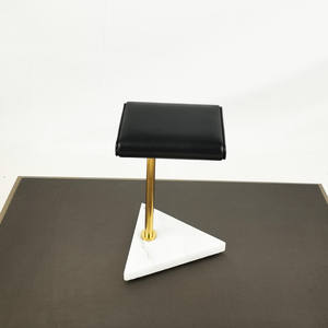 ฐานหินอ่อนสามเหลี่ยมนาฬิกากันน้ำขาตั้งโชว์ทำจากหนังสีดำสำหรับ Apple Watch - Product Image 3