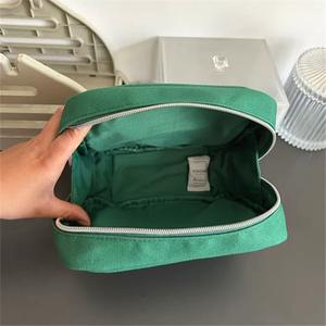 Sacs cosmétiques de maquillage simple vert classique en aluminium de bonbon personnalisable des fabricants de Shenzhen fermeture éclair logo personnalisé de haute qualité - Product Image 4