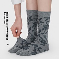 Chaussettes mi-mollet en coton gaufré à motif floral vintage, chaussettes à deux doigts pour femmes, idéales pour les tenues rétro quotidiennes et les styles de bureau