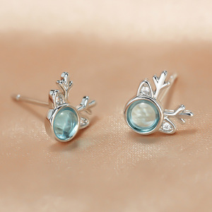 Orecchini a perno mini a forma di cervo da donna, design natalizio, look trasparente, per uso quotidiano, regalo per feste, accessori - Product Image 1