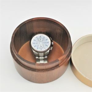 Caja de Reloj Redonda de Madera de Lujo Personalizada con Tapa Metálica Chapada en Oro - Product Image 5