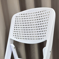Chaise pliante moderne en résine blanche avec dossier confortable et assise rembourrée, empilable, légère, portable, écologique, pour le jardin
