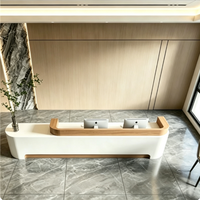 Comptoir de réception droit moderne et minimaliste de luxe léger avec finition en placage de bois, logo personnalisé pour entreprise, bureau, salon