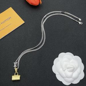 Collier pendentif monogramme en cuivre avec chaîne à maillons pour femme, idéal pour les occasions festives, un symbole intemporel près de votre cœur - Product Image 3