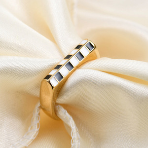Anillo de acero inoxidable chapado en oro de 18 quilates con diseño minimalista europeo americano, con tablero de ajedrez rectangular inclinado de 5 mm en blanco y negro para mujer. - Product Image 1