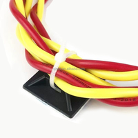 Les attaches de câble auto-adhésives d'usine montent des carrés avec des trous de vis pour le support d'attaches de fermeture éclair de montage de fil de câble