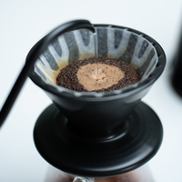 Filtre à café en céramique noir mat avec base stable et canaux de flux internes pour le brassage par déversement, réutilisable, durable, capacité de 400 ml