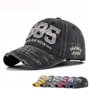 Casquette de baseball sportive unisexe en sergé 6 panneaux, effet vieilli, avec broderie appliquée 1985, style Dad Hat, du fabricant Sports Caps - Product Image 1