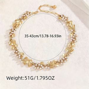 قلادة بيلا فيفا الكلاسيكية بتصميم أوراق الجنكو مع حبات لؤلؤ صناعية، سلسلة قابلة للتعديل مطلية بالذهب النقي للنساء - Product Image 4