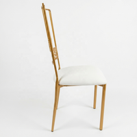 Chaise de luxe en acier doré avec dossier sculpté en filigrane et assise en cuir blanc – Mobilier moderne pour événements