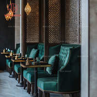 Ensemble de mobilier commercial de luxe moderne pour restaurant, canapé en velours vert foncé capitonné et fauteuils à accoudoirs dorés pour hôtel