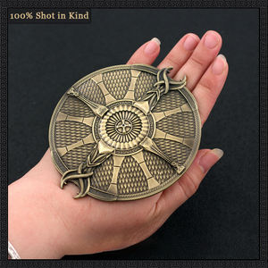 Acquisto all'ingrosso Cool God of War Kweigi Kratos guardiano scudo 10cm tutto in metallo arti e mestieri ciondolo regali - Product Image 4