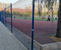 Clôture de sécurité pour terrain de sport en grillage soudé 3D en V, galvanisée à chaud et thermolaquée, anti-impact pour terrains de football et aires de jeux