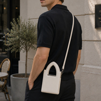 Sac bandoulière homme en cuir PU mat, structuré vertical, avec poignée arquée et large sangle d'épaule, idéal pour le travail et les trajets quotidiens