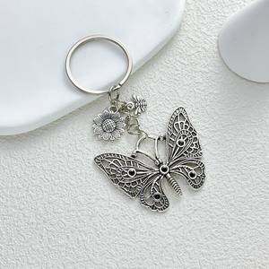 Set di portachiavi in metallo farfalla colorata per coppie e migliori amici - Product Image 2