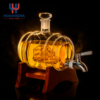 Distributeur de spiritueux en verre en forme de baril de 1000 ml personnalisé OEM avec support en bois – Cadeau créatif pour whisky, articles de bar pour la maison, le bar et le restaurant