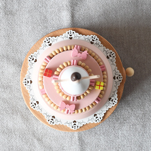 Festival Qixi de madera Regalo del Día de San Valentín Novia Regalo de cumpleaños Forma de pastel Personalizar Caja de música DIY - Product Image 5