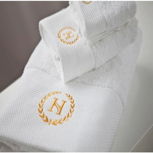 Toalla de baño de algodón peinado blanca personalizada al por mayor duradera y lavable <span class=keywords><strong>para</strong></span> hostelería patrón novedoso <span class=keywords><strong>para</strong></span> hoteles - Product Image 2