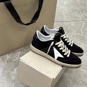 Zapatillas de Diseño de Piel Genuina de Ganso Blanco Antideslizantes y Cómodas, Estilo Skateboard, Doradas con Efecto Desgastado - Product Image 6